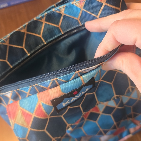 Kavu Colorful Geometric Crossbody Bag - Picture 5 of 9